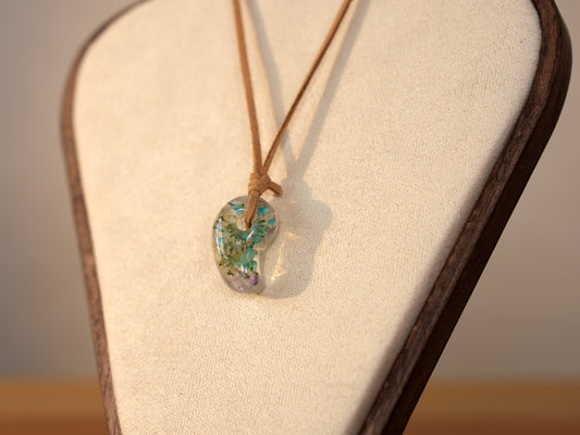 No.005 勾玉型「青い草花」