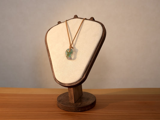 No.005 勾玉型「青い草花」
