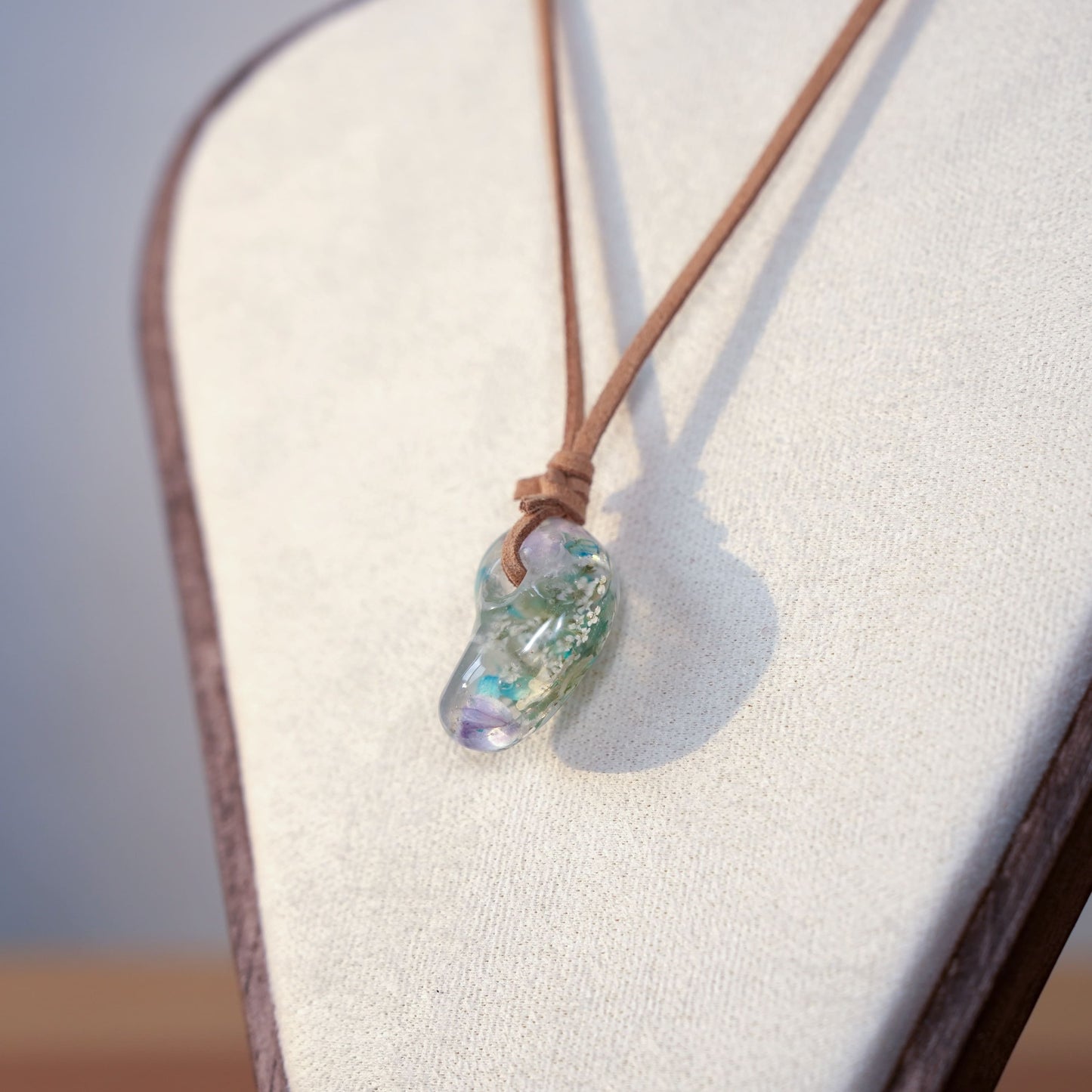 No.005 勾玉型「青い草花」
